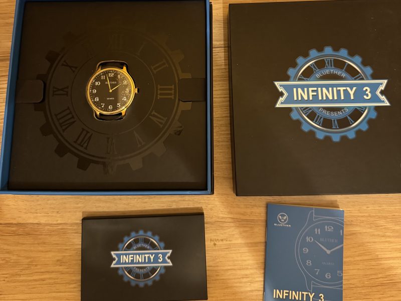 Infinity Watch V3 (boitier or/fond noir, télécommande standard)